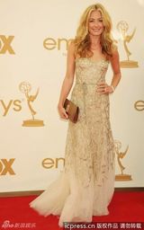 组图：艾美奖红毯 卡特-迪莉金丝长裙花枝乱颤 
