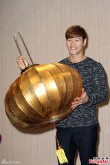 组图：金钟国穿中国传统服装 贴身抱女粉丝