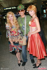 组图：谢贤戴红五星帽与胡枫等去旅行