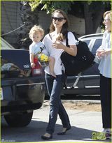 组图：娜塔莉波特曼抱子出行 小家伙金发萌人