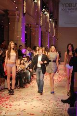 组图：莫小棋亮相时尚新品发布会秀美腿