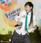 组图：张玮粉友逆袭晒造型：连德性都一样