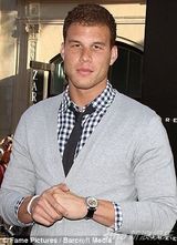 组图：抖奶超模与神秘男度假 裸上身性感下海