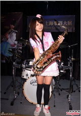 组图：许雅涵助阵上海某乐器展再显萌风