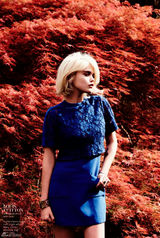 组图：90后美女费雷拉登封面 冷艳妆容红唇微启