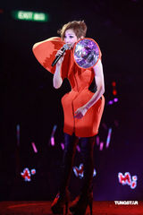 幻灯：郑秀文许志安相拥献唱 梁洛施李嘉欣捧场