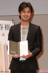 组图：陈柏霖黑色西装现身 脚穿雨靴造型混搭