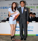 高清组图：金范任韩流宣传大使 委任式亮招牌笑容