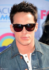 组图：《吸血鬼日记》剧组亮相 “卡洛琳”黄裙最夺目