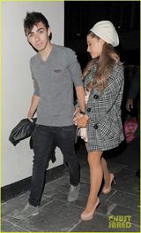 组图：格兰德与男友牵手出行 躲避镜头显娇羞