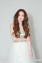 组图：温碧霞拍专辑封面 白色纱裙大秀性感美腿