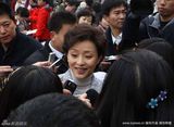 幻灯图：政协会议开幕首日 杨澜关注女大学生就业 