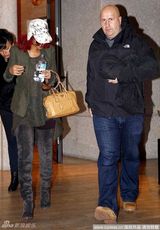 组图：蕾哈娜红发抢眼帽装遮星颜 秀名牌包装扮时尚