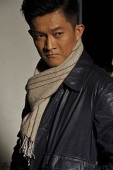 组图：杨志刚温情写真曝光 淡然随意显秋日温暖