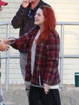 组图：暮光女染红发面显憔悴 与多男子片场吸烟