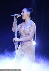 组图：佩里水钻装做性感M字腿 跳绳豪乳荡漾