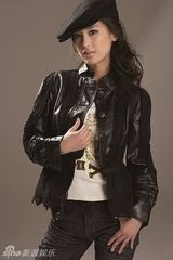 组图：黄圣依时髦“帽子控”时尚加分