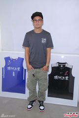 组图：余文乐周柏豪力证兄弟情 领军球队办展览