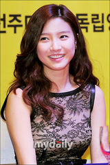 组图：韩星郑日宇金素恩出席全州电影节记者会