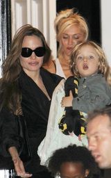 组图：朱莉和斯蒂芬妮星妈聚会 明星宝宝扎堆