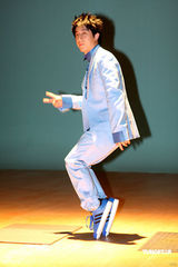 幻灯图：房祖名为新歌拍摄MV 搞怪耍酷大跳踢踏舞