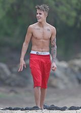 组图：比伯玩惊险悬崖跳水 飞身一跃跳入大海