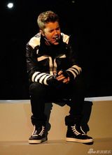 组图：比伯献唱MTV颁奖礼现场 眉头紧锁酷味十足