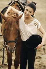 高清组图：甘薇最新写真回归自然 与马亲密接触