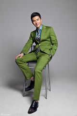 组图：陆昱霖绿色西服写真秀绅士格调