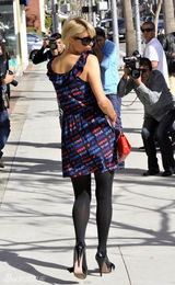 幻灯图：希尔顿现身狗仔狂拍 全程没笑容神情严肃