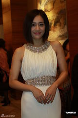 高清图：李桃真空礼服光抢镜 萧蔷酥胸半露险走光