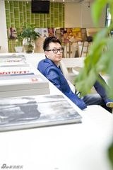 组图：黄海波时尚大片曝光 置身书海显俏皮