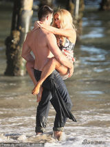 组图：巨乳女郎安蓓蕾肉弹呼之欲出 双腿缠猛男戏水