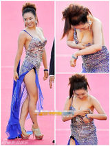 组图：富川电影节红毯 女星肩带滑落走光露乳