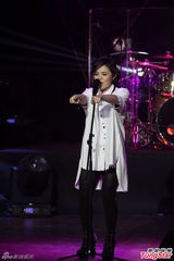 组图：刘思涵白衬衫酷帅开唱 回娘家谢粉丝