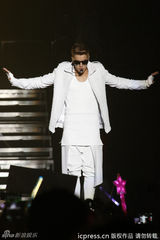 组图：贾斯汀-比伯首尔卖力开唱 白背心秀肌肉