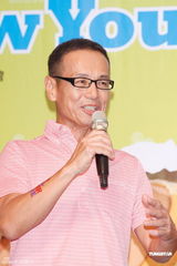 高清组图：Selina妹妹任容萱随父宣传避孕