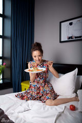 组图：佟丽娅清新写真展现美人与美食的双重诱惑