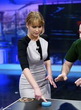 高清组图：詹妮弗-劳伦斯做客节目 跳舞玩射箭