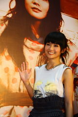 幻灯组图：阿SA签售新专辑 透露明年Twins再发片