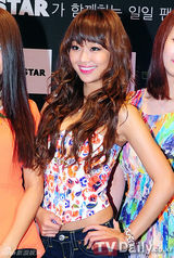 组图：韩女团SISTAR靓装出席粉丝签名会