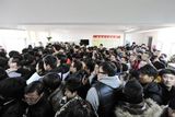 组图：真爱日民政局逆天长队结婚似春运