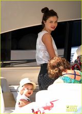 组图：奥兰多携妻儿海边度假  米兰达薄裙飘逸