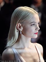 组图：凯瑞-穆里根亮相红毯 粉白色礼服秀美胸