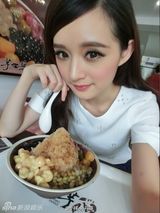 组图：女子酷似杨幂  网友直呼傻傻分不清