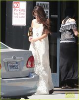 组图：赛琳娜长发披肩 优雅白色长裙出街