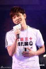 幻灯图：谢安琪等众星宣传“饥馑之星”活动