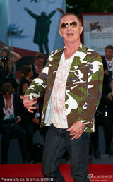 组图：弗朗西斯卡助阵《沙漠驼影》 美胸隐现