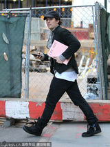 组图：奥兰多现身百老汇 恢复单身心情不错