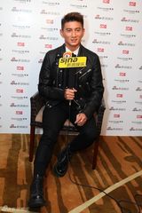 组图：新浪娱乐明星街拍盛典对话吴奇隆